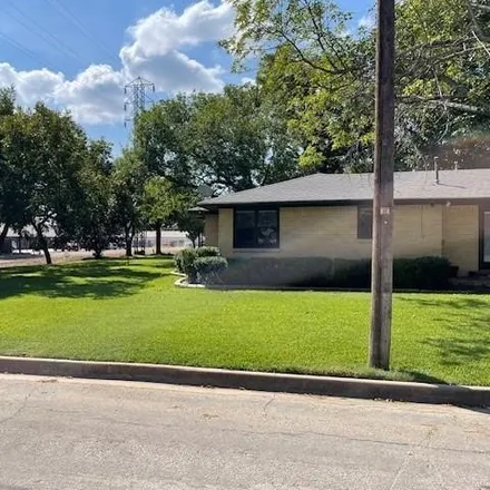 Image 2 - 353 North Reagan Street, West, McLennan County, TX 76691, USA - House for sale
