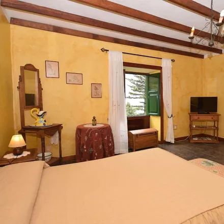 Rent this 2 bed townhouse on El Mayorazgo in La Orotava, Santa Cruz de Tenerife
