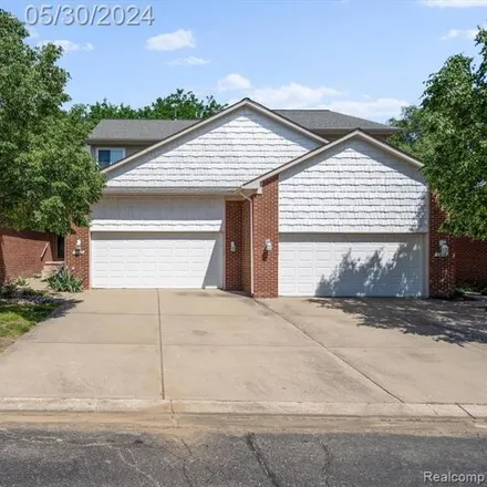 Buy this 3 bed condo on 7940 Divot Dr in Michigan, 48327