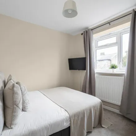 Image 5 - 7-18 Morris Gardens, London, SW18 5HL, United Kingdom - Apartment for rent