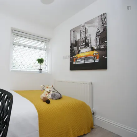 Rent this 7 bed room on Hilary Road in London, W12 0QX