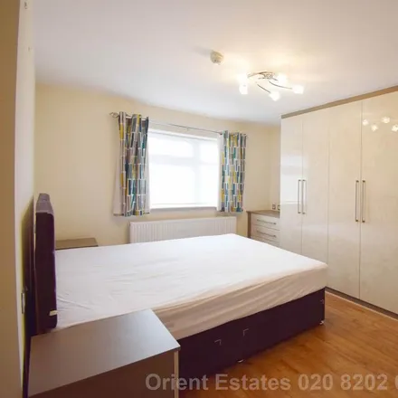 Image 6 - Queens Way, London, NW4 2TN, United Kingdom - House for rent