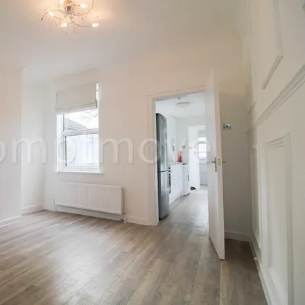 Image 5 - Turners Road South, Luton, LU2 0PH, United Kingdom - Townhouse for rent