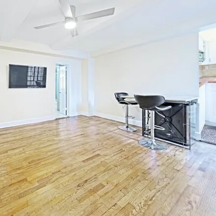 Image 2 - The Manor, 333 East 43rd Street, New York, NY 10017, USA - Apartment for rent