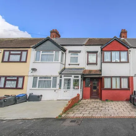 Rent this 3 bed townhouse on Westcombe Avenue in London, CR0 3DP