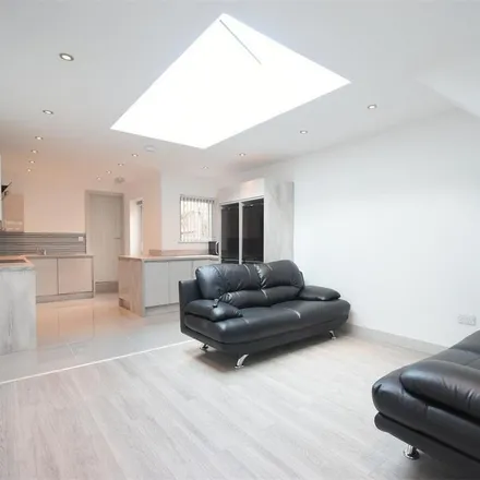 Rent this 7 bed townhouse on 54 Tiverton Road in Selly Oak, B29 6BP