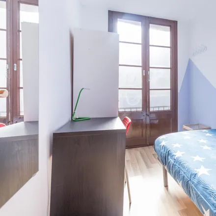 Rent this 4 bed room on Carrer de Valldonzella in 27, 08001 Barcelona