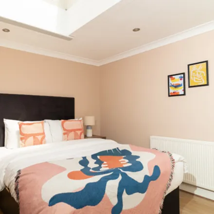 Rent this 1 bed room on 93 Hammersmith Grove in London, W6 0NQ