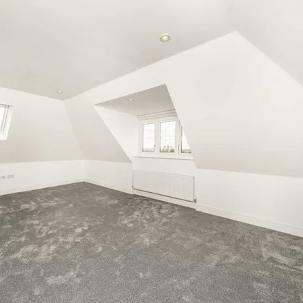 Image 4 - Bramley Close, London, NW7 4BR, United Kingdom - Apartment for rent