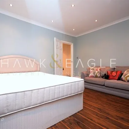 Image 2 - 26 Ford Square, St. George in the East, London, E1 2HA, United Kingdom - Apartment for rent