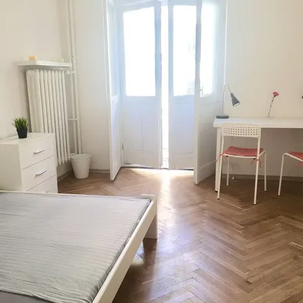 Rent this 4 bed room on Mokotowska 45 in 00-551 Warsaw, Poland