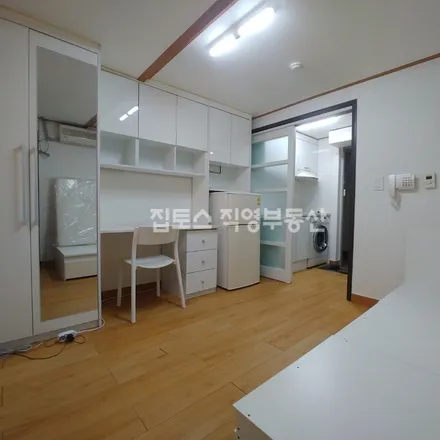 Rent this studio apartment on 서울특별시 관악구 봉천동 1688-96