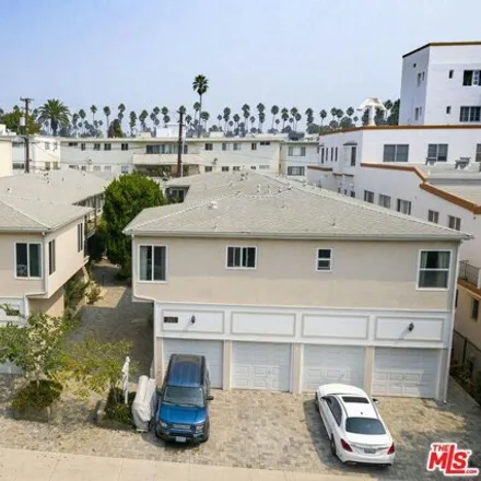 Buy this 22 bed house on 960 2nd Court in Santa Monica, CA 90403