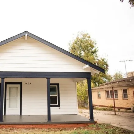 Buy this 3 bed house on 1459 South 9th Street in Chickasha, OK 73018