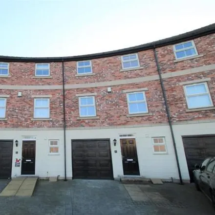 Rent this 5 bed townhouse on 10-37 Brook Crescent in Wakefield, WF1 5PB