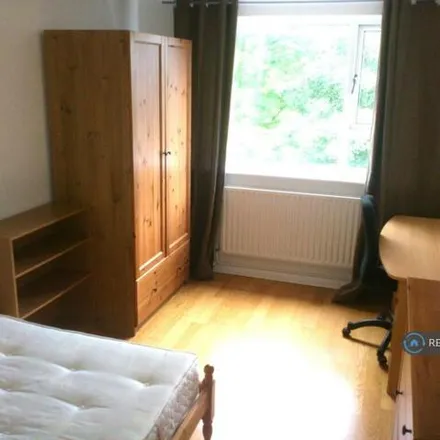 Image 4 - Barnfield Close, London, N4 4SG, United Kingdom - Apartment for rent