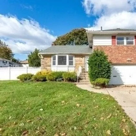 Rent this 3 bed house on 9 Stauber Drive in Plainview, NY 11803