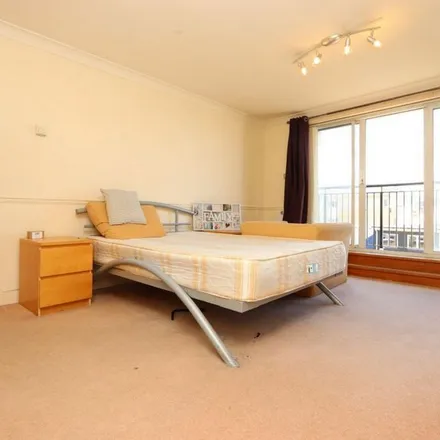 Rent this 3 bed apartment on Platform 2 in Aspen Way, London