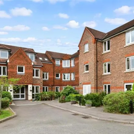 Image 2 - Lower Mead, Redhill, RH1 2FG, United Kingdom - Apartment for sale