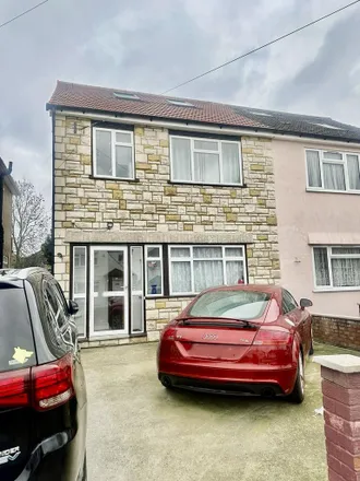 Rent this 3 bed duplex on Middleton Avenue in London, UB6 8BA