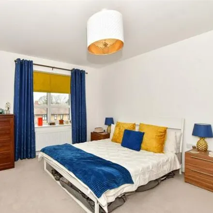 Image 5 - Neave Crescent, Faringdon Avenue, London, RM3 8SG, United Kingdom - Apartment for sale