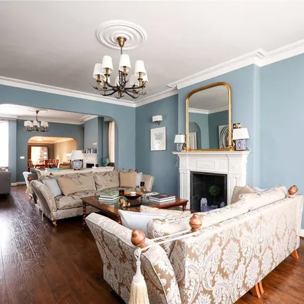 Rent this 6 bed apartment on Twyford Crescent in London, W3 9PP