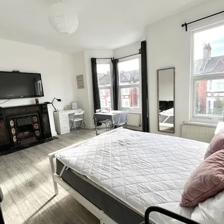 Rent this 5 bed house on London in W12 8DS, United Kingdom