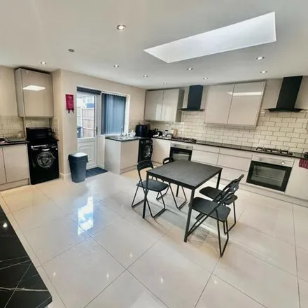 Image 3 - Basildon Avenue, London, IG5 0QE, United Kingdom - House for rent