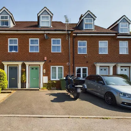 Rent this 3 bed townhouse on Ribble Gardens in Fareham, PO16 8FJ