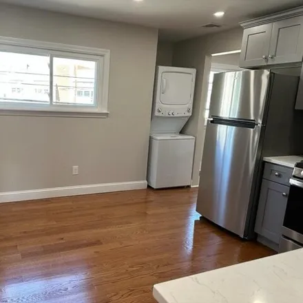 Image 3 - 35;37 Dartmouth Street, Everett, MA 02149, USA - Apartment for rent