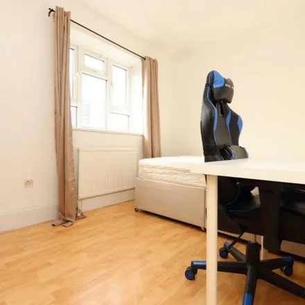 Image 4 - Shillingford House, Patrick Connolly Gardens, Bromley-by-Bow, London, E3 3BY, United Kingdom - Apartment for rent