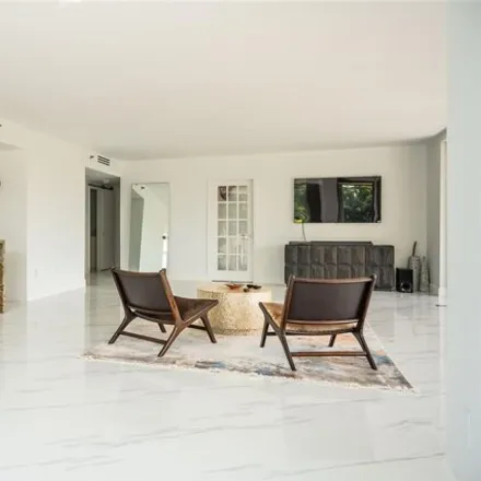 Image 6 - 11113 Biscayne Boulevard, Courtly Manor, North Miami, FL 33181, USA - Condo for sale