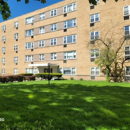 Buy this 2 bed condo on 2035 West Granville Avenue in Chicago, IL 60660