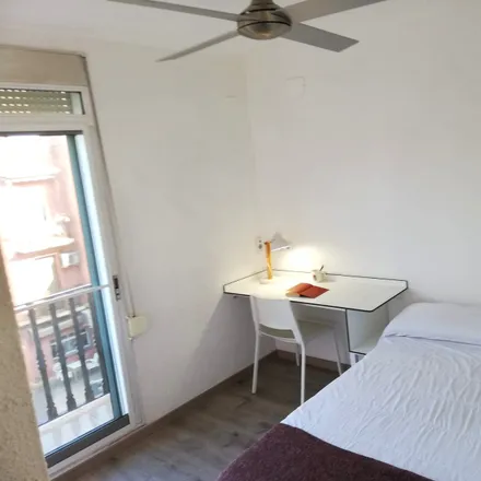 Rent this 4 bed room on Avinguda de Burjassot in 259, 46015 Valencia