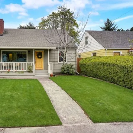 Buy this 4 bed house on 5811 Southeast 23rd Avenue in Portland, OR 97202