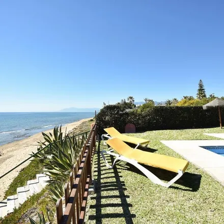 Rent this 3 bed townhouse on Avenida Mar Arbolao in 29604 Marbella, Spain