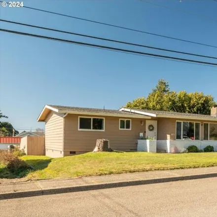 Image 2 - 260 N Wasson St, Coos Bay, Oregon, 97420 - House for sale