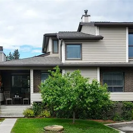 Rent this 2 bed townhouse on Bow River Pathway (South) in Calgary, AB T2P 2C4
