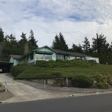 Buy this 4 bed house on 725 Prefontaine Drive in Coos Bay, OR 97420