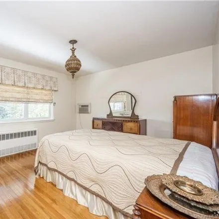 Image 6 - 2423 Woodhull Avenue, New York, NY 10469, USA - House for sale