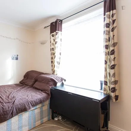 Rent this 5 bed room on 231 Westway in London, W12 7AP