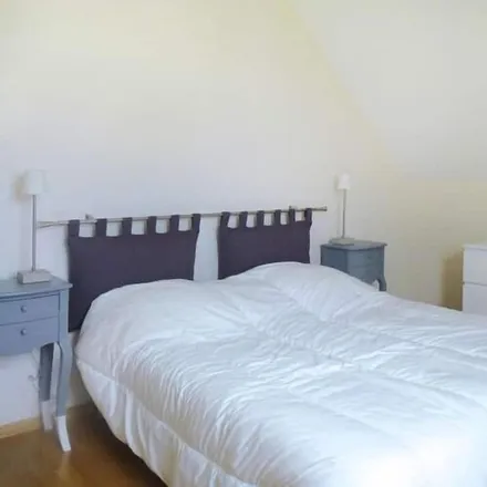Rent this 2 bed duplex on Saint-Quay-Portrieux in Boulevard du Maréchal Foch, 22410 Saint-Quay-Portrieux