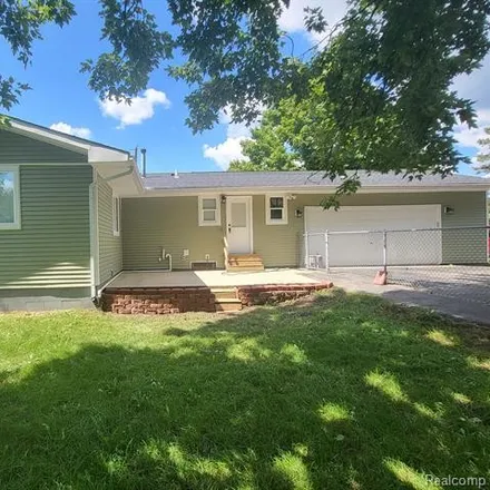 Buy this 3 bed house on 1411 Parke Street in Rochester Hills, MI 48307