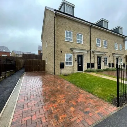 Buy this 3 bed townhouse on Farm Fields Road/Farm Fields Walk in Fields Farm Road, Hattersley