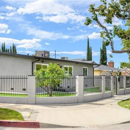 Image 1 - 7820 Cherrystone Avenue, Los Angeles, CA 91402, USA - House for rent