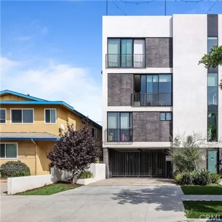 Rent this 4 bed townhouse on 2430 Penmar Avenue in Los Angeles, CA 90291