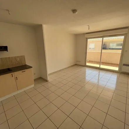 Rent this 3 bed apartment on 6 Avenue du Général de Gaulle in 34110 Frontignan, France