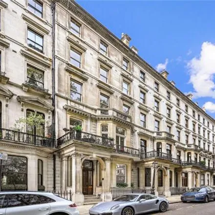 Rent this 3 bed room on 16 Ennismore Gardens in London, SW7 1NF