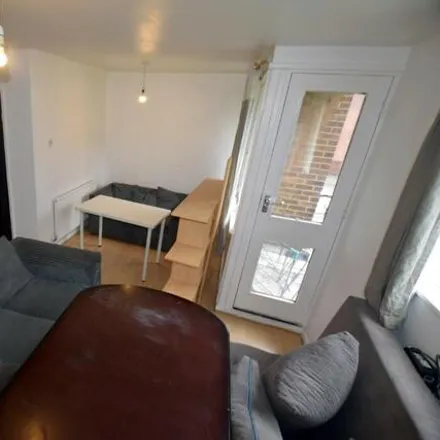 Image 3 - Brook Hill, Saint George's, Sheffield, S3 7RD, United Kingdom - Apartment for rent