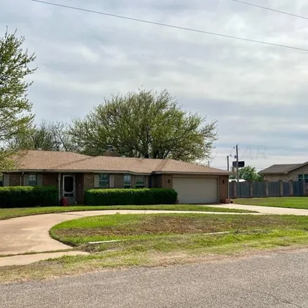 Image 2 - 2165 Country Club Drive, Childress, TX 79201, USA - House for sale